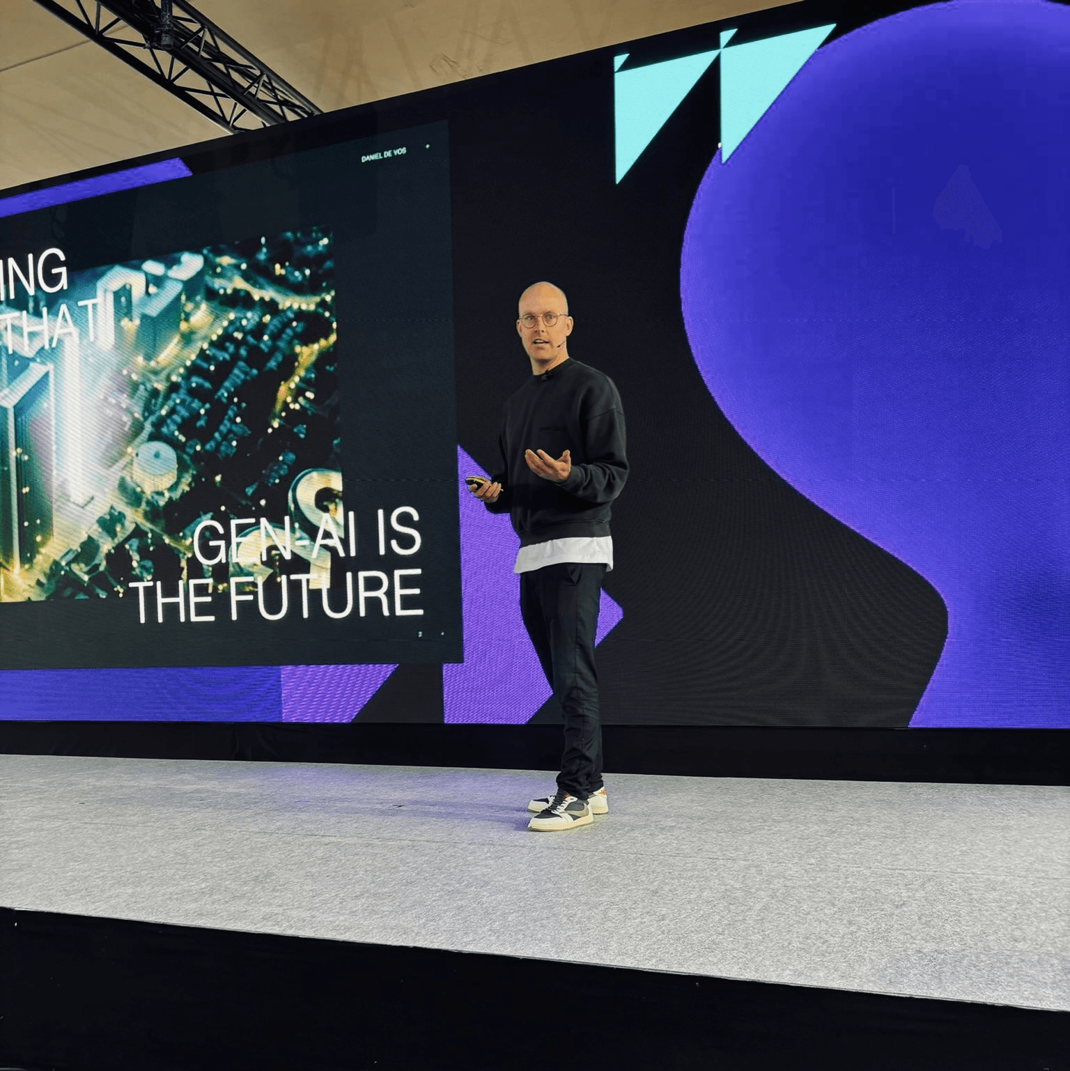 Daniel de Vos speaking about generative AI